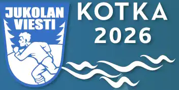 Sinivihreällä taustalla "Jukolan Viesti" -logo, teksti "Kotka 2026", vettä symboloivia aaltoviivoja ja kulmissa ääriviivoja mäntyjen muodoista.