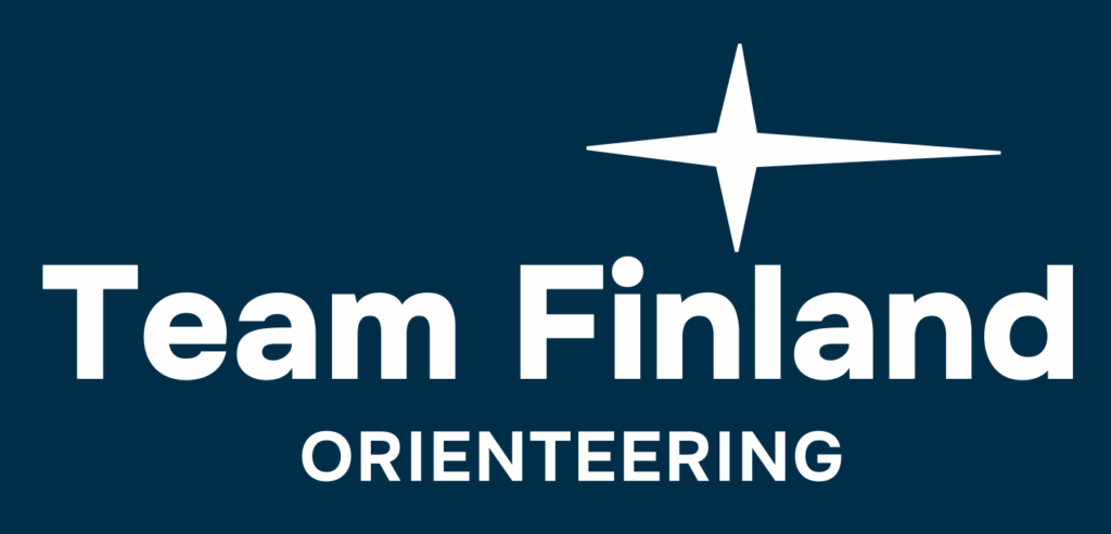 Tummansinisellä pohjalla oleva logo, jossa on valkoinen tähtisymboli, jonka yläpuolella on lihavoidulla tekstillä "Team Finland" ja alla pienemmillä isoilla kirjaimilla teksti "ORIENTEERING".