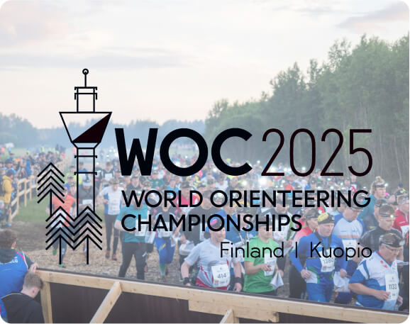 Suuri ihmisjoukko valmistautuu aloittamaan ulkoilmatapahtuman. Kuvassa on teksti "WOC 2025 suunnistuksen MM-kisat, Suomi | Kuopio" ja tyylitelty tornin logo.