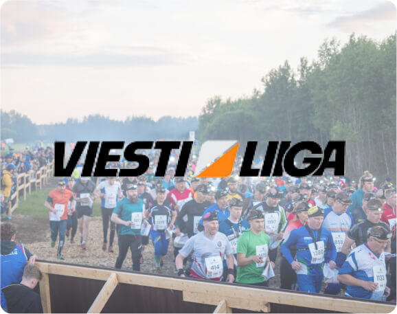 Suuri joukko juoksijoita numeroituine numerolappuineen aloittaa kilpailun metsäisellä polulla, ja kuvassa näkyy näkyvästi "VIESTI LIIGA" -logo.