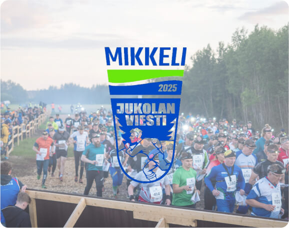 Suuri joukko juoksijoita aloittamassa kilpailua hiekkapolulla, taustalla puita. Kuvan päällä on Mikkeli 2025 Jukolan Viesti -tapahtuman logo, jossa on juoksija ja rohkeat sinisen, vihreän ja valkoisen värit.