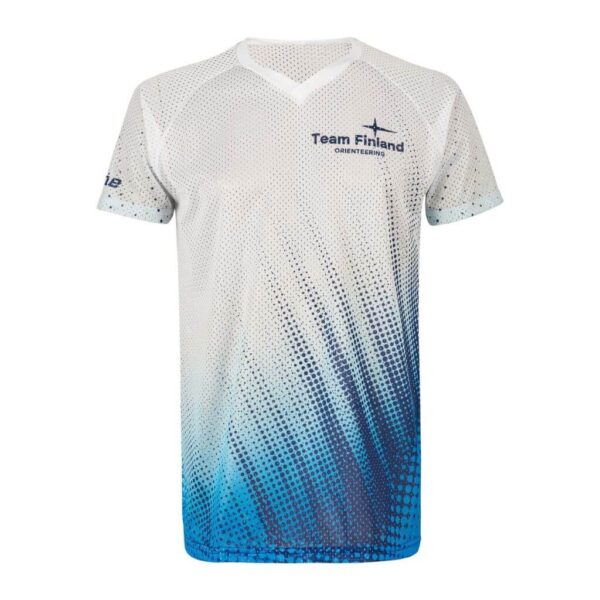Lyhythihainen, valko-sininen urheilupaita, jossa on pistemäinen gradienttikuvio. Paidassa on "Team Finland Orienteering" teksti ja logo vasemmassa rinnassa ja pieni sininen logo oikeassa hihassa.