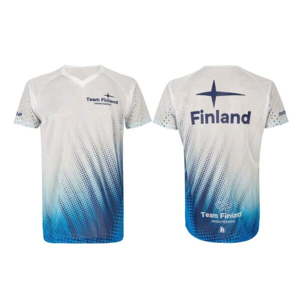 Valkoinen urheilupaita, jossa on sinisiä raitoja ja pisteitä, etu- ja takapuolella "Team Finland" -teksti ja tähtilogo rinnassa ja selässä sekä sponsorilogot hihoissa ja alaselässä.