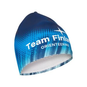 Sininen pipo, jossa on valkoinen pistekuvio ja teksti "Team Finland ORIENTEERING" sekä osittain valkoinen ristisymboli.