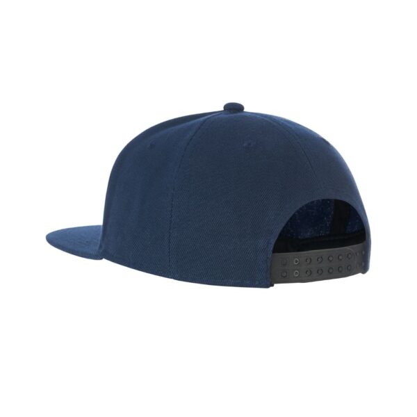 Laivastonsininen baseball-lippis takaa katsottuna, jossa on musta säädettävä snapback-suljin ja kaareva lieriö valkoisella pohjalla.