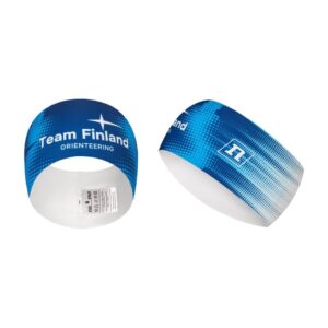 Kaksi sinivalkoista otsanauhaa, joissa on pikselikuvio. Toisella puolella on teksti "Team Finland ORIENTEERING" ja tähti, toisella puolella on tyylitelty F-logo.