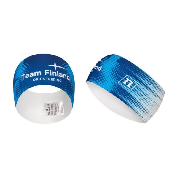 Kaksi sinivalkoista otsanauhaa, joissa on pikselikuvio. Toisella puolella on teksti "Team Finland ORIENTEERING" ja tähti, toisella puolella on tyylitelty F-logo.