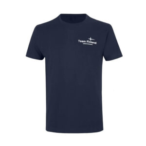 Yksivärinen laivastonsininen t-paita, jossa on pieni valkoinen "Team Finland" -logo, sana "Oberstdorf" ja tyylitelty risti vasemmassa rinnan yläosassa.