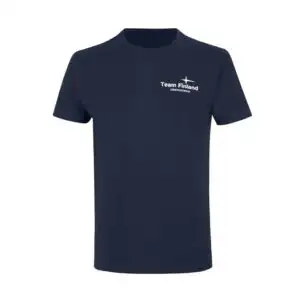 Yksivärinen laivastonsininen t-paita, jossa on pieni valkoinen "Team Finland" -logo, sana "Oberstdorf" ja tyylitelty risti vasemmassa rinnan yläosassa.