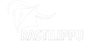 Valkoinen logo, jossa on juokseva hahmo, tyylitelty kolmionmuotoinen lippu tai teltta ja kaareva viiva mustalla taustalla olevan lihavoidun tekstin "RASTILIPPU" yläpuolella.