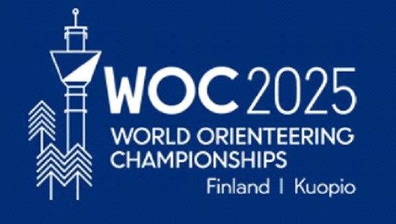 Valkoinen logo sinisellä pohjalla Kuopiossa järjestettävien vuoden 2025 MM-kisojen (World Orienteering Championships, Kuopio, Suomi), jossa on tyyliteltyjä puita ja torni.