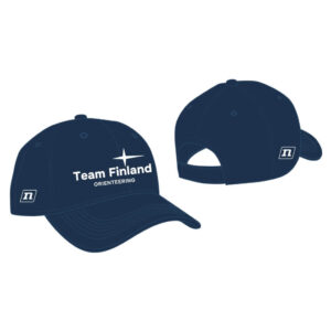 Tummansininen lippalakki edestä ja takaa. Edessä teksti "Team Finland Orienteering" valkoisella tähtilogolla, ja takana on valkoinen logo sivulla. Lippiksessä on kaareva lippa ja säädettävä hihna.