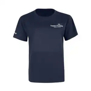Laivastonsininen lyhythihainen T-paita, jossa vasemmalla rinnassa on valkoisella painettu "Team Finland Orienteering" ja kompassi-grafiikka. Oikeassa hihassa on pieni valkoinen logo. Paita näkyy valkoista taustaa vasten.