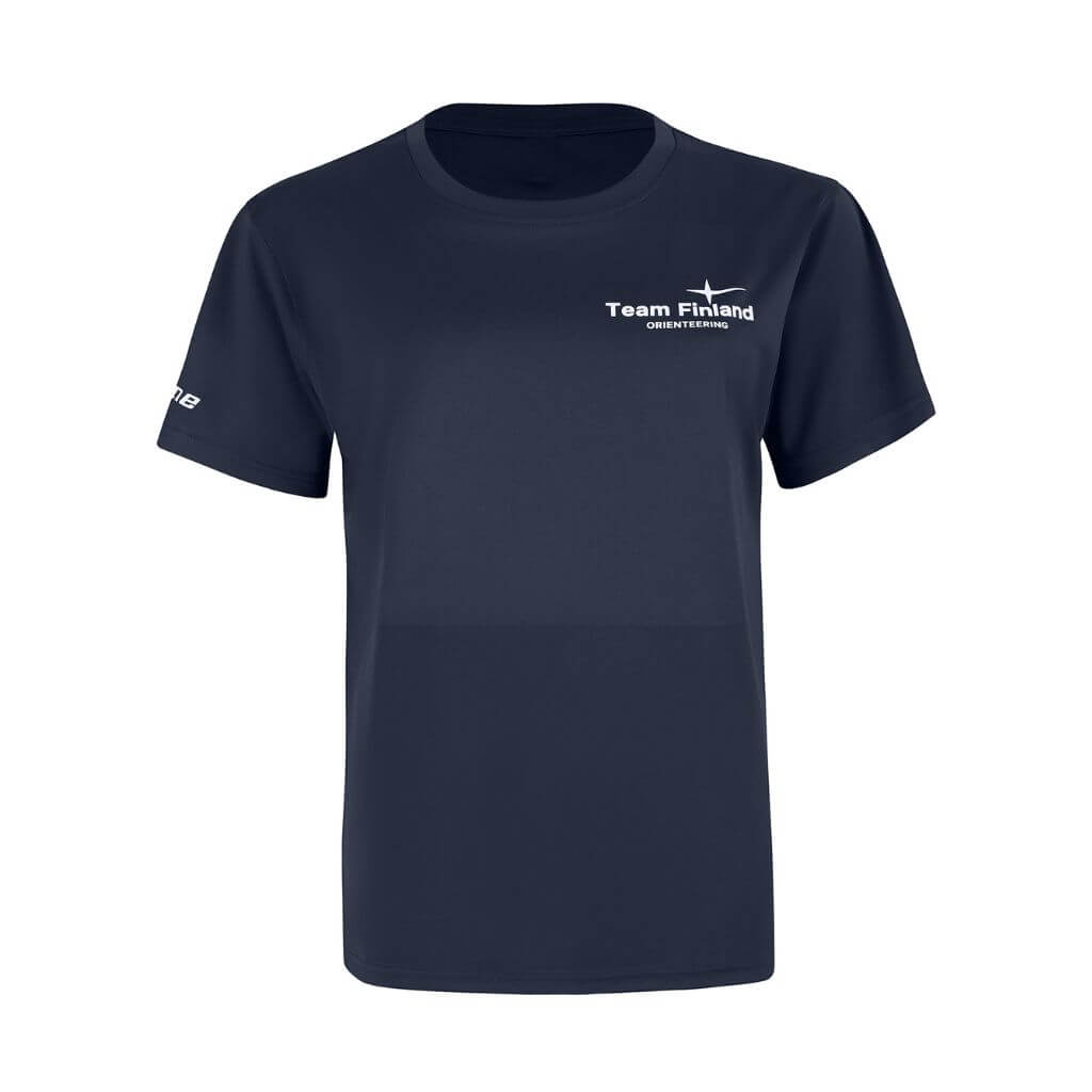 Laivastonsininen lyhythihainen T-paita, jossa vasemmalla rinnassa on valkoisella painettu "Team Finland Orienteering" ja kompassi-grafiikka. Oikeassa hihassa on pieni valkoinen logo. Paita näkyy valkoista taustaa vasten.