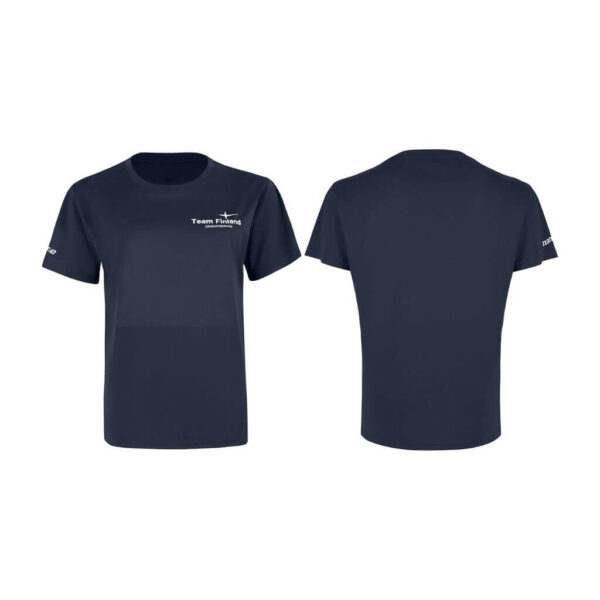 Tavallisen tummansinisen lyhythihaisen t-paidan etu- ja takakuva. Etupuolella on pieni "Team Finland" -logo vasemmassa rinnassa ja valkoinen teksti vasemmassa hihassa; selkäpuoli on tyhjä.