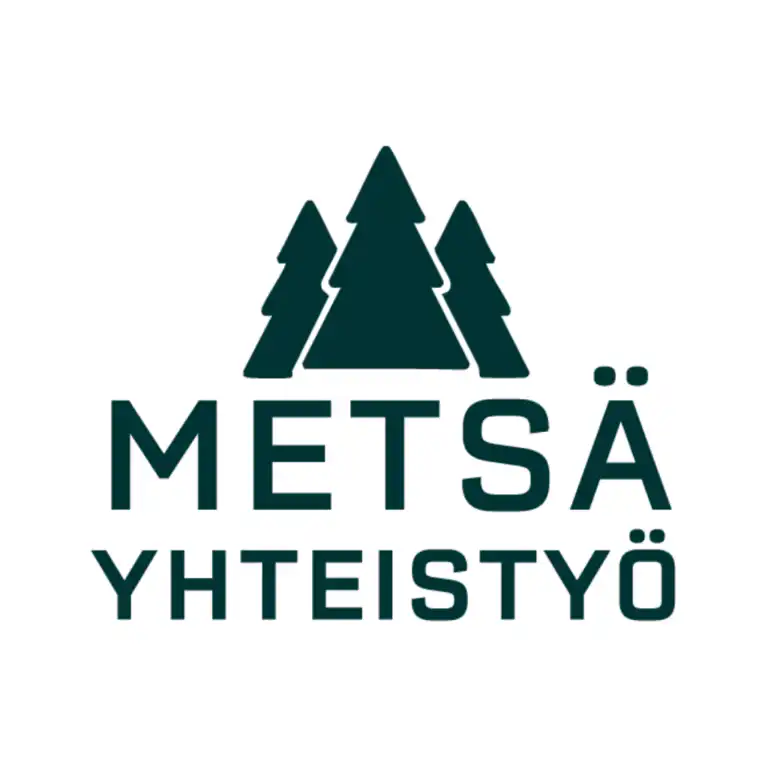 Logo, jossa on kolme tyyliteltyä tummanvihreää mäntypuuta, joiden yläpuolella on valkoisella pohjalla lihavoitu isoilla kirjaimilla teksti "METSÄ YHTEISTYÖ".