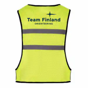 Keltainen korkean näkyvyyden liivi, jossa on musta reunus, kaksi vaakasuoraa heijastinraitaa ja teksti "Team Finland ORIENTEERING" sekä sininen tähtilogo selässä.