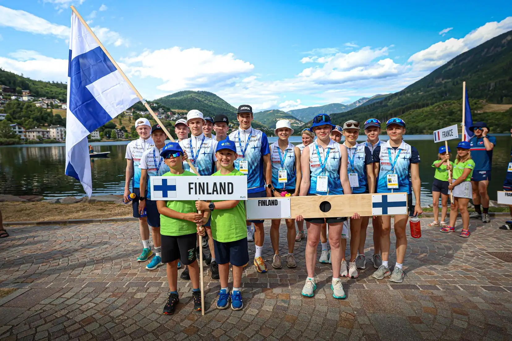 Suomen nuorten maajoukkue Suomen lipun kanssa JWOC-avajaisissa.