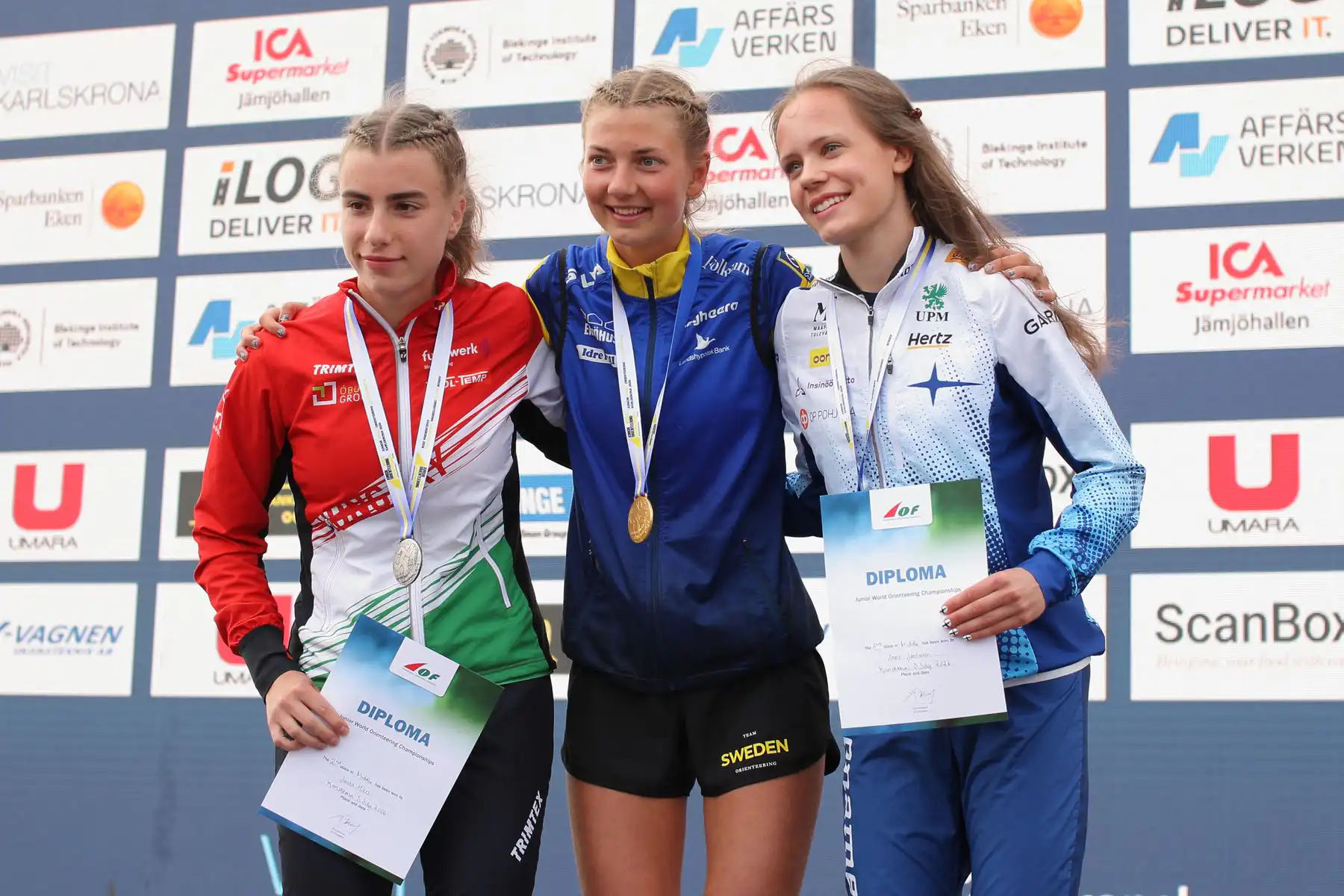 Suomen nuorten maajoukkueen suunnistaja palkintopallilla JWOC-keskimatkan palkintojenjaossa.